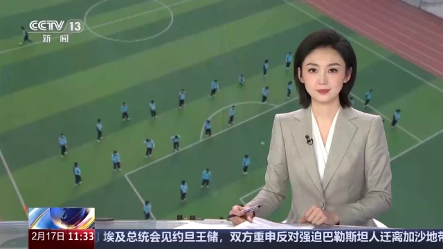 向学生们亲